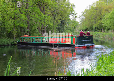 Drehen ein Grachtenboot auf Basingstoke Canal, Odiham, Hampshire, UK Stockfoto