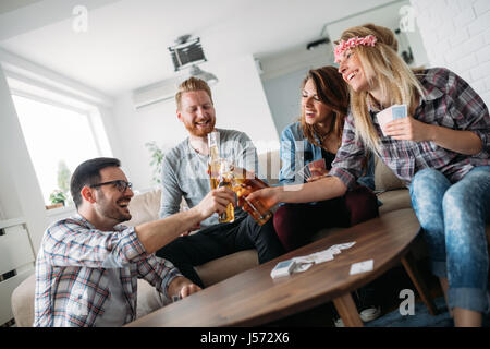 Junge Schüler und Freunde feiern Ahd Spaß beim Trinken Stockfoto