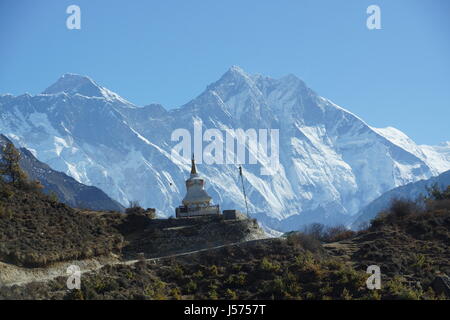 Tenzing Norgay Memorial chorten in der Nähe von Namche Bazar, Nepal, mit Everest und Lhotse, Nuptse im Hintergrund Stockfoto