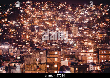 unzählige Lichter leuchten in der Nacht in der Favela Rocinha, Rio De Janeiro, Brasilien Stockfoto