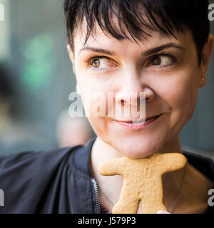 Erwachsene weibliche Kopf mit Lebkuchen Körper unter Stockfoto