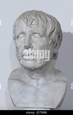 Marmorbüste von den sogenannten Pseudo-Seneca. Römische Kopie aus dem 1. Jahrhundert n. Chr. nach einem griechischen Original vom Ende des 2. Jahrhundert v. Chr. aus der Farnese-Sammlung auf dem Display im Archäologischen Nationalmuseum in Neapel, Kampanien, Italien. Die Büste wurde gehofft ein Porträt von Roman Stoic Philosoph Seneca der jüngere, bis das beschriftete römischen Porträt identifiziert wurde, jetzt allgemein gekennzeichnet als eine phantasievolle Porträt von Hesiod oder Aristophanes. Stockfoto