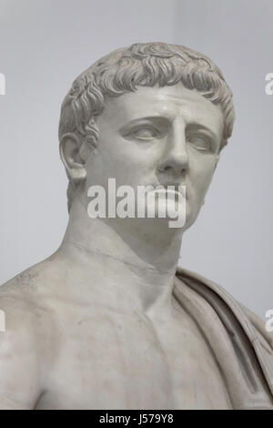 Roman Emperor Claudius (reg. 37-54 n. Chr.). Kolossalen Marmorstatue aus der Mitte des 1. Jahrhunderts n. Chr. fand in das Augusteum in Herculaneum auf dem Display im Archäologischen Nationalmuseum in Neapel, Kampanien, Italien. Stockfoto