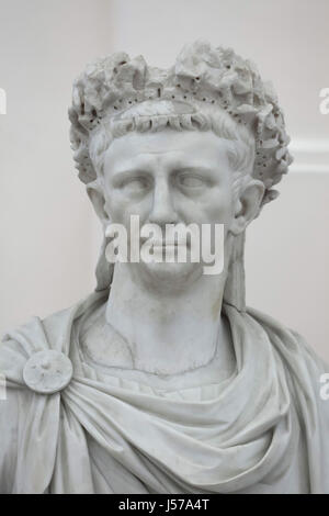 Roman Emperor Claudius (reg. 37-54 n. Chr.). Römische Marmorbüste von ca. 41-54 n. Chr. von den Farnese-Sammlung auf dem Display im Archäologischen Nationalmuseum in Neapel, Kampanien, Italien. Stockfoto