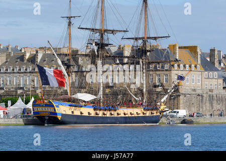 L'Hermione und Etoile du Roy in Saint-Malo (Ille et Vilaine, Bretagne, Frankreich). Stockfoto