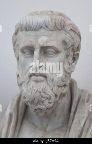 Marmorbüste von antiken griechischen Tragedian Sophokles (497-406 v. Chr.). Römische Kopie aus dem 1. Jahrhundert n. Chr. nach einem griechischen Original von Anfang des 4. Jahrhundert v. Chr. (Typ 3) aus der Farnese-Sammlung auf dem Display im Archäologischen Nationalmuseum in Neapel, Kampanien, Italien. Stockfoto