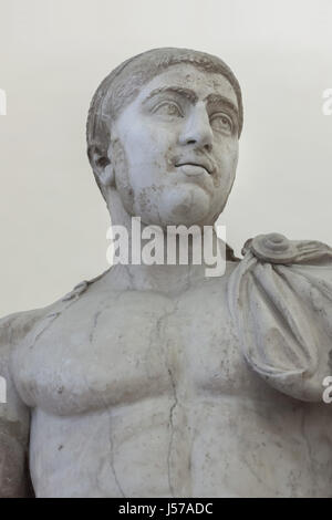 Roman Emperor Severus Alexander (222-235 n. Chr. Herrschaft). Römische Marmorstatue mit einem idealisierten Körper von ca. 225 n. Chr. von den Farnese-Sammlung auf dem Display im Archäologischen Nationalmuseum in Neapel, Kampanien, Italien. Stockfoto