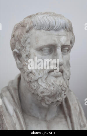 Marmorbüste von antiken griechischen Tragedian Sophokles (497-406 v. Chr.). Römische Kopie aus dem 1. Jahrhundert n. Chr. nach einem griechischen Original von Anfang des 4. Jahrhundert v. Chr. (Typ 3) aus der Farnese-Sammlung auf dem Display im Archäologischen Nationalmuseum in Neapel, Kampanien, Italien. Stockfoto