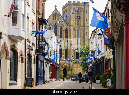 Blick zum Dom entlang einer engen, gepflasterten Straße. Kirkgate, Ripon, North Yorkshire, England, Großbritannien, Großbritannien Stockfoto