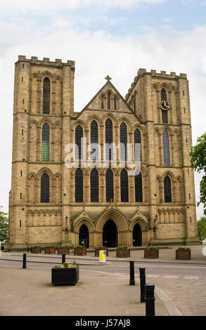 Westseite ist der normannischen Kathedrale in der anglikanischen Diözese von Leeds. Münster Straße, Ripon, North Yorkshire, England, UK, Großbritannien Stockfoto