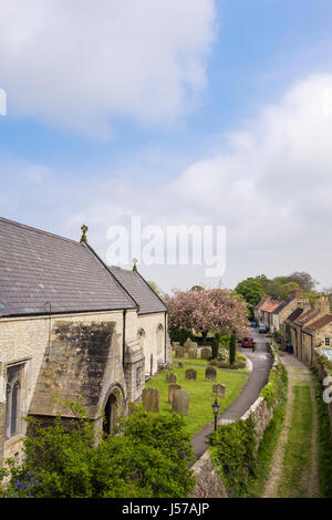 Dorf St. Nikolaus-Kirche von Marmion Turm im Frühjahr gesehen. West-Biegert, North Yorkshire, England, Vereinigtes Königreich, Großbritannien Stockfoto