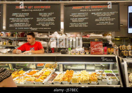 Tucson, Arizona - ein Arbeitnehmer nimmt eine Bestellung für ein Sandwich an der Käsetheke in Johnny Gibson Downtown Market. Stockfoto