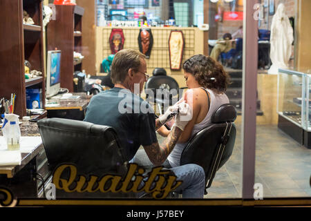 Tucson, Arizona - ein Tattoo-Künstler bei der Arbeit in einem Geschäft auf der Fourth Avenue. Stockfoto