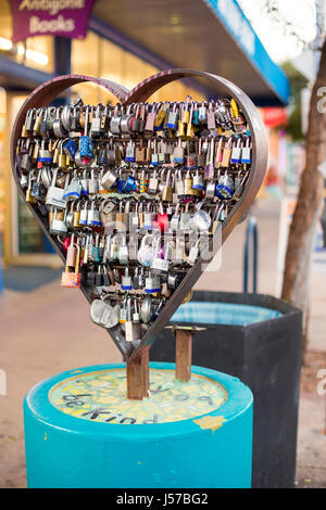 Tucson, Arizona - Lock Your Love-Skulptur auf der Fourth Avenue. Sweethearts schreiben ihre Namen auf einem lokalen, legen Sie es auf die Skulptur und wegwerfen, th Stockfoto