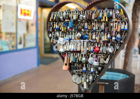 Tucson, Arizona - Lock Your Love-Skulptur auf der Fourth Avenue. Sweethearts schreiben ihre Namen auf einem lokalen, legen Sie es auf die Skulptur und wegwerfen, th Stockfoto