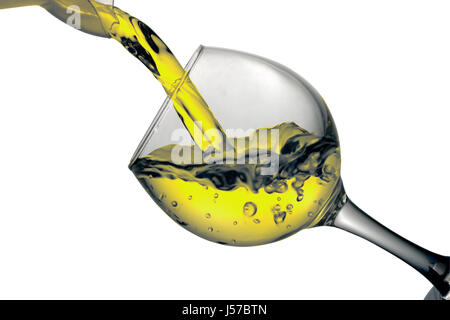 Gelbe Flüssigkeit, Wasser, Apfelsaft, weißen Wein in ein Glas gießen, Flüssigkeit in einem Lautsprecher, isoliert auf weißem Hintergrund Stockfoto