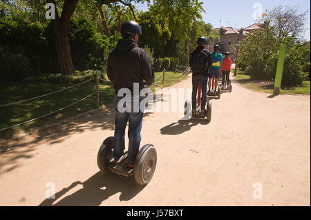 Touristen auf Segway Tour in Barcelona Spanien ES EU Stockfoto