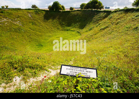 Der Lochnagar Krater aus der Schlacht an der Somme im ersten Weltkrieg, Albert, Frankreich. Der Krater wurde durch eine gewaltige unterirdische Explosion Whe gebildet. Stockfoto