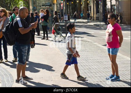 Touristen mit Foto auf Smartphone auf Straße in Barcelona Spanien ES EU Stockfoto