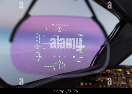 Head Up Display auf einem modernen Verkehrsflugzeugen. Digital zeigt wichtige Fluginformationen für den Piloten Stockfoto