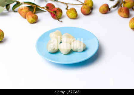 Litschi tropische Früchte auf einen blauen Teller serviert Stockfoto