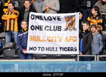 HULL CITY-FANS mit PROTEST FL HULL CITY FC V LIVERPOOL FC KC STADIUM HULL ENGLAND 1. Dezember 2013 Stockfoto