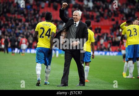 ALAN PARDEW feiert großes V MANCHESTER UNITED FC V NEWCAST OLD TRAFFORD MANCHESTER ENGLAND 7. Dezember 2013 Stockfoto