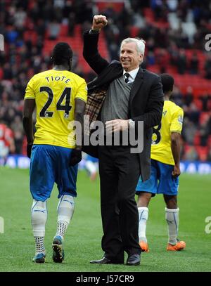 ALAN PARDEW feiert großes V MANCHESTER UNITED FC V NEWCAST OLD TRAFFORD MANCHESTER ENGLAND 7. Dezember 2013 Stockfoto