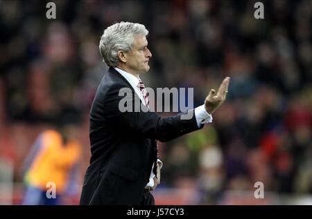MARK HUGHES STOKE CITY FC-MANAGER STOKE CITY FC-MANAGER der BRITANNIA STADIUM STOKE-ON-TRENT ENGLAND 7. Dezember 2013 Stockfoto