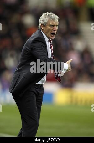 MARK HUGHES STOKE CITY FC-MANAGER STOKE CITY FC-MANAGER der BRITANNIA STADIUM STOKE-ON-TRENT ENGLAND 7. Dezember 2013 Stockfoto