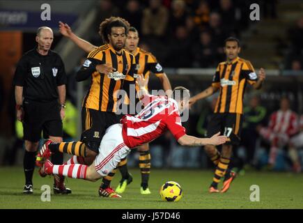 TOM HUDDLESTONE & CHARLIE ADAM HULL CITY V STOKE CITY KC STADIUM HULL ENGLAND 14. Dezember 2013 Stockfoto