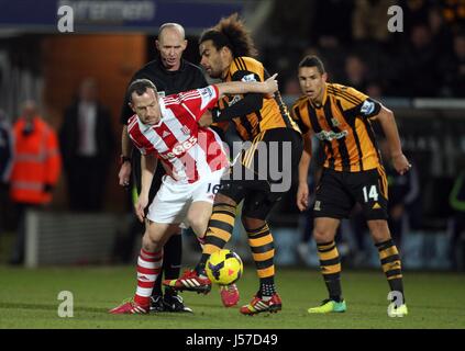 TOM HUDDLESTONE & CHARLIE ADAM HULL CITY V STOKE CITY KC STADIUM HULL ENGLAND 14. Dezember 2013 Stockfoto