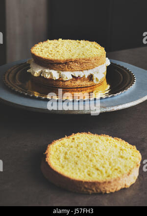 Köstliche Kuchen mit Buttercreme gefüllt und mit Zuckerguss dekoriert Stockfoto