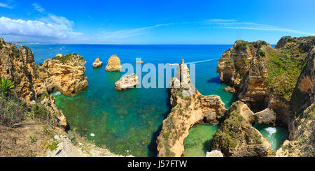 Ponta da Piedade (Gruppe von Felsformationen entlang der Küste von Lagos Stadt, Algarve, Portugal). Menschen auf Booten sind unkenntlich. Vier Schüsse Nähen Hallo Stockfoto