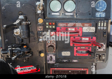 Tucson, Arizona - Steuerelemente am südlichen Pazifik Lokomotive 1673, im südlichen Arizona Transportation Museum ausgestellt. Die Lokomotive wurde geeinbaut Stockfoto