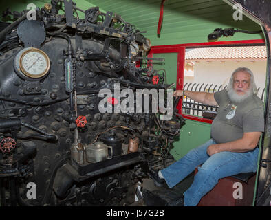 Tucson, Arizona - Kabine der Southern Pacific Lokomotive 1673, im südlichen Arizona Transportation Museum ausgestellt. Die Lokomotive wurde in 1 gebaut. Stockfoto