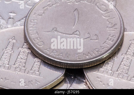 Detail der verschiedenen Vereinigte Arabische Emirate Dirham Münzen auf dem Tisch. Stockfoto