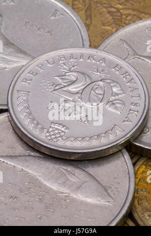 Detail der verschiedenen Münzen aus Kroatien auf dem Tisch. Stockfoto