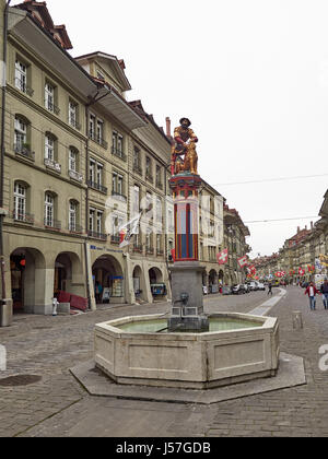 Schweiz der Simsonbrunnen oder Samson-Brunnen Bern oder Bern ist die Hauptstadt und die historische Altstadt ist UNESCO-Weltkulturerbe Stockfoto