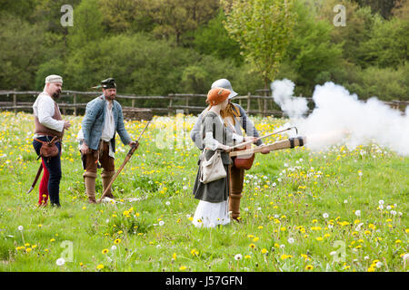 Hand-Kanonen abgefeuert von einer Reenactment-Gruppe, rekonstruierten mittelalterlichen Haus, Nienovers, Bodenfelde, Niedersachsen, Deutschland Stockfoto