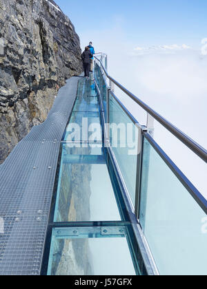 Der Schweiz Birg Nervenkitzel zu Fuß auf dem Schilthorn unterhalb Piz Gloria auf 2.684 m unterwegs Seilbahn Stechelberg Mürren Schilthorn Stockfoto