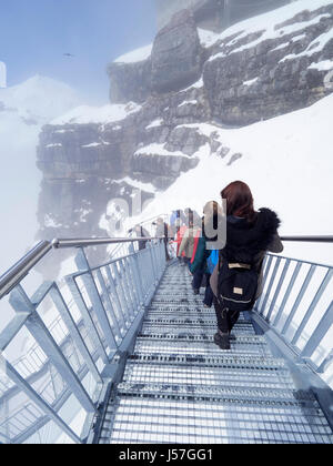 Der Schweiz Birg Nervenkitzel zu Fuß auf dem Schilthorn unterhalb Piz Gloria auf 2.684 m unterwegs Seilbahn Stechelberg Mürren Schilthorn Stockfoto