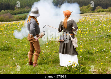 Hand-Kanonen abgefeuert von einer Reenactment-Gruppe, rekonstruierten mittelalterlichen Haus, Nienovers, Bodenfelde, Niedersachsen, Deutschland Stockfoto