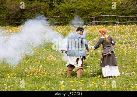 Hand-Kanonen abgefeuert von einer Reenactment-Gruppe, rekonstruierten mittelalterlichen Haus, Nienovers, Bodenfelde, Niedersachsen, Deutschland Stockfoto
