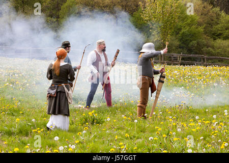 Hand-Kanonen abgefeuert von einer Reenactment-Gruppe, rekonstruierten mittelalterlichen Haus, Nienovers, Bodenfelde, Niedersachsen, Deutschland Stockfoto