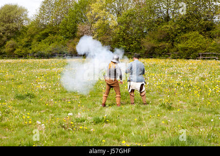 Hand-Kanonen abgefeuert von einer Reenactment-Gruppe, rekonstruierten mittelalterlichen Haus, Nienovers, Bodenfelde, Niedersachsen, Deutschland Stockfoto