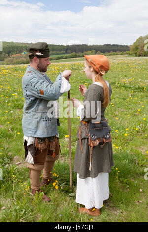 Hand-Kanonen abgefeuert von einer Reenactment-Gruppe, rekonstruierten mittelalterlichen Haus, Nienovers, Bodenfelde, Niedersachsen, Deutschland Stockfoto