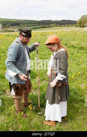 Hand-Kanonen abgefeuert von einer Reenactment-Gruppe, rekonstruierten mittelalterlichen Haus, Nienovers, Bodenfelde, Niedersachsen, Deutschland Stockfoto