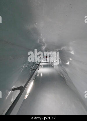 Schweiz das Jungfraujoch Plateau auf 3454m 11333ft mit dem Eis-Palast-Tunnel und Skulpturen Stockfoto