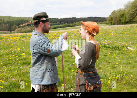 Hand-Kanonen abgefeuert von einer Reenactment-Gruppe, rekonstruierten mittelalterlichen Haus, Nienovers, Bodenfelde, Niedersachsen, Deutschland Stockfoto
